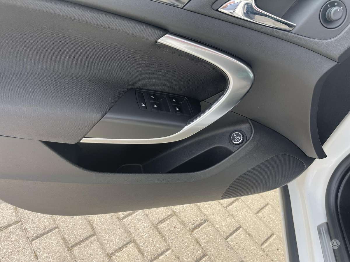 Opel Insignia 2012 — photo 16