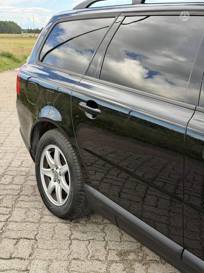 Volvo V70 2010 — photo 11