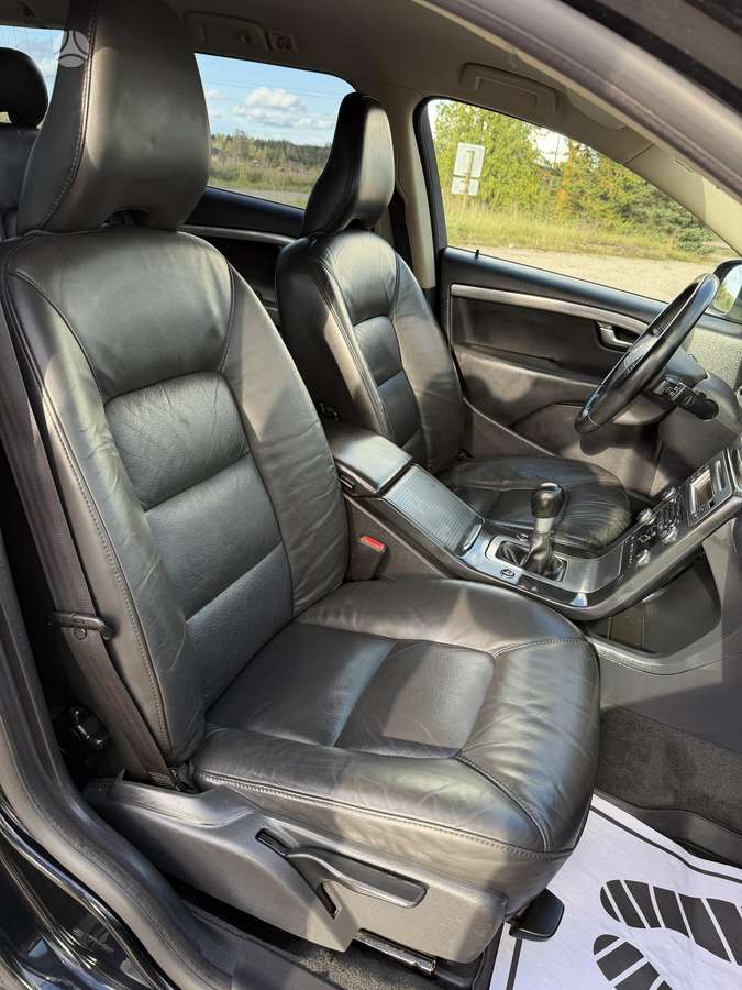 Volvo V70 2010 — photo 14