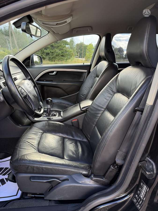 Volvo V70 2010 — photo 15