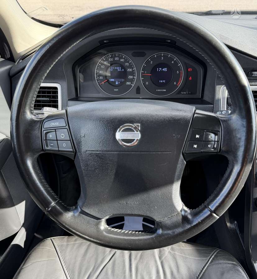 Volvo V70 2010 — photo 17