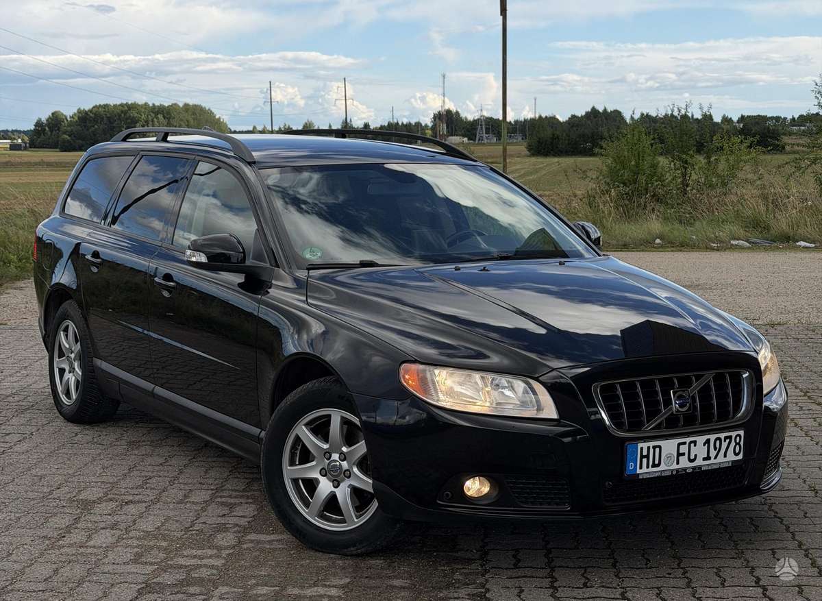Volvo V70 2010 — rear view