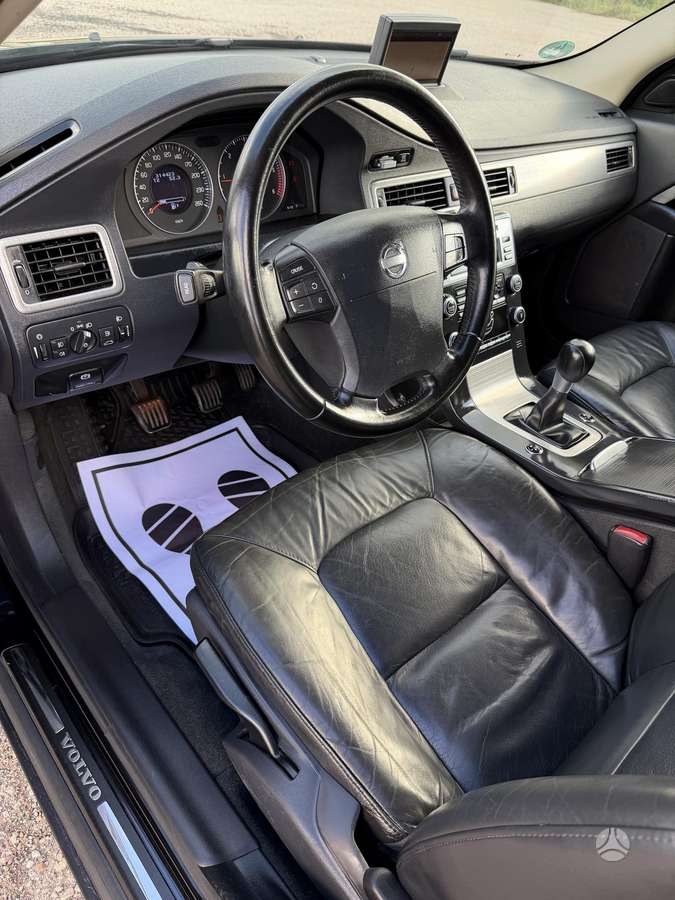 Volvo V70 2010 — photo 20