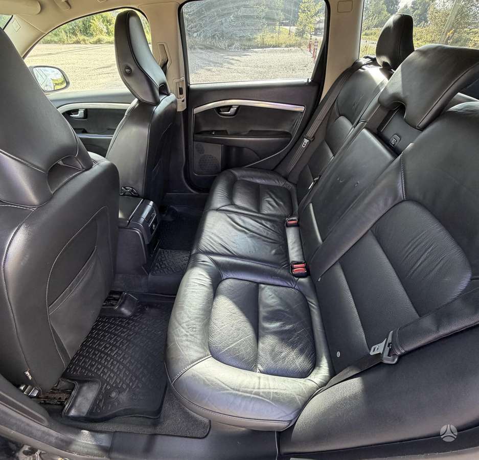 Volvo V70 2010 — photo 21