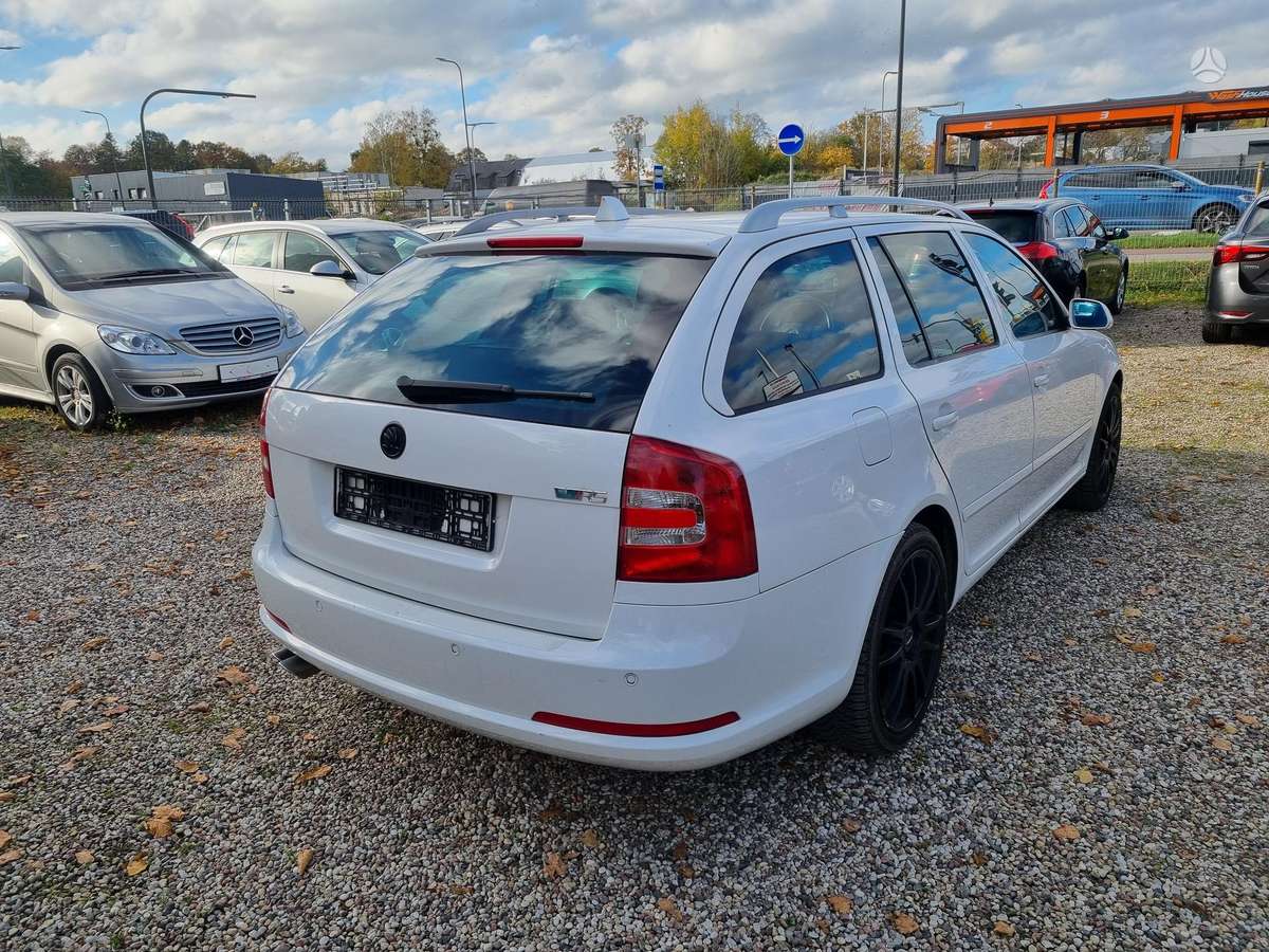 Skoda Octavia 2008 — rear view