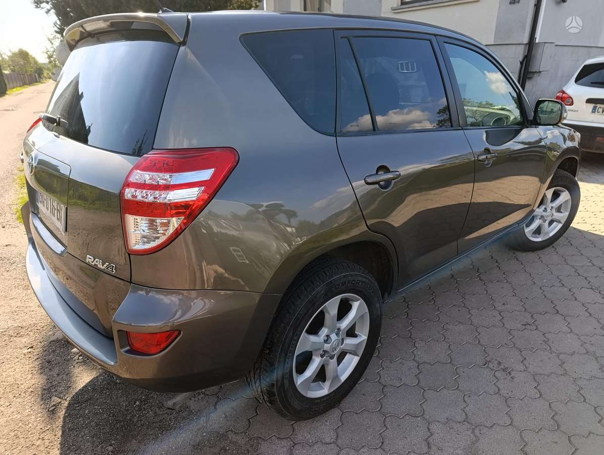 Toyota RAV4 2011 — салон