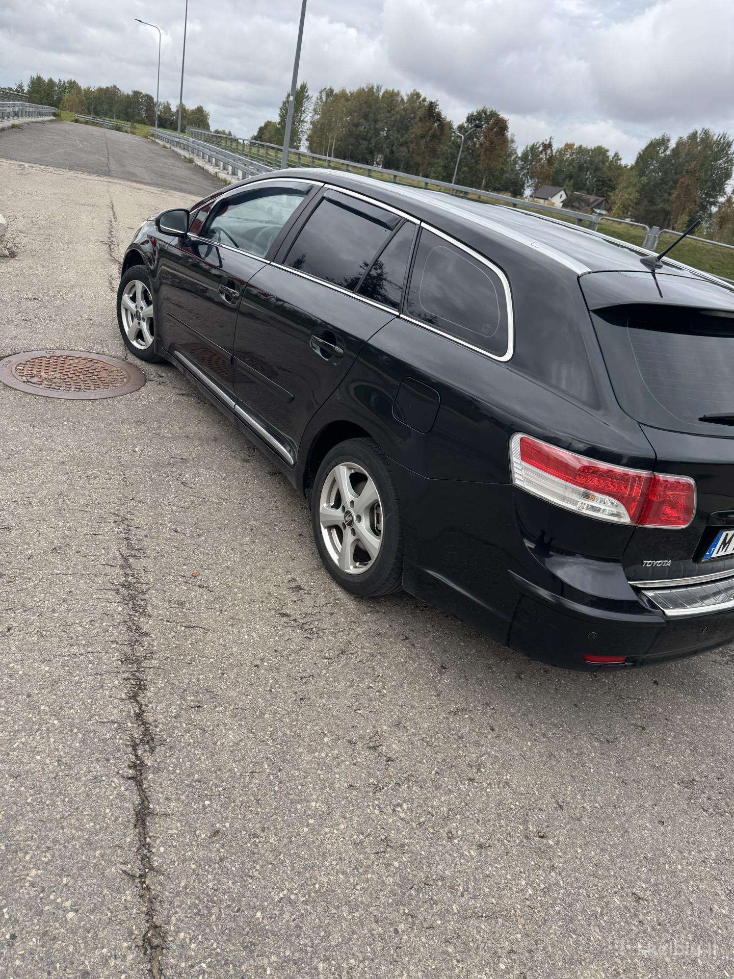 Toyota Avensis 2010 — вигляд ззаду