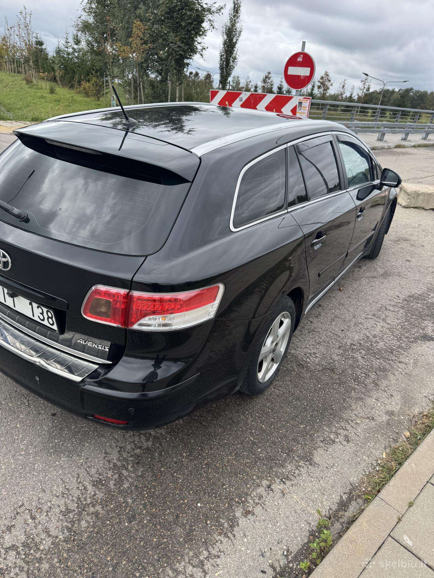 Toyota Avensis 2010 — салон