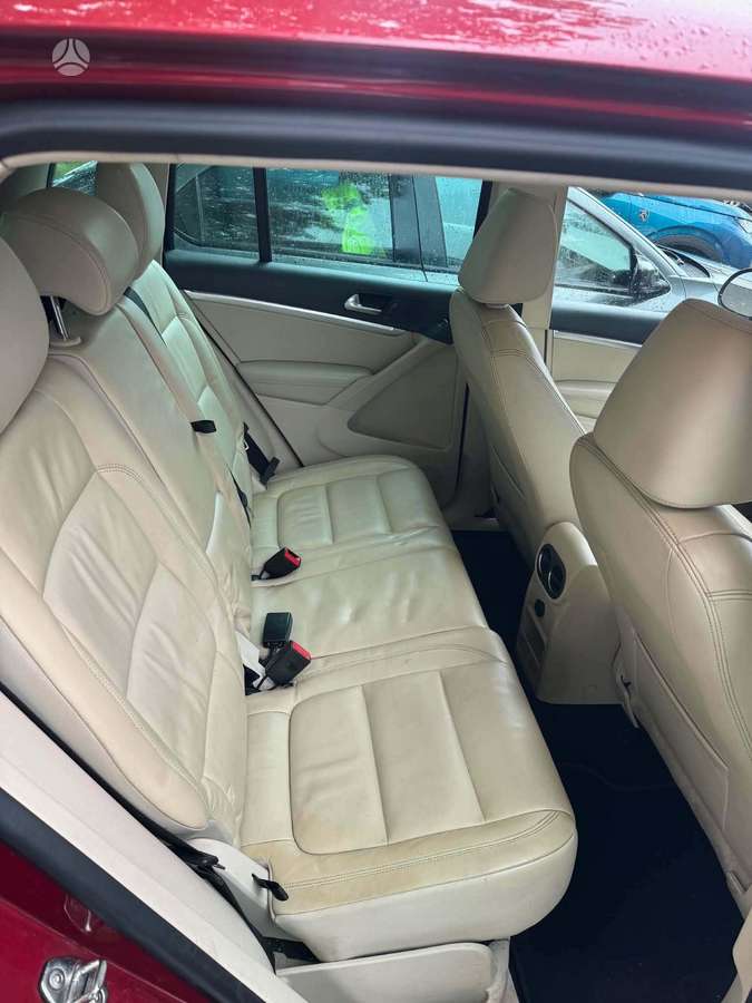 Volkswagen Tiguan 2011 — rear view