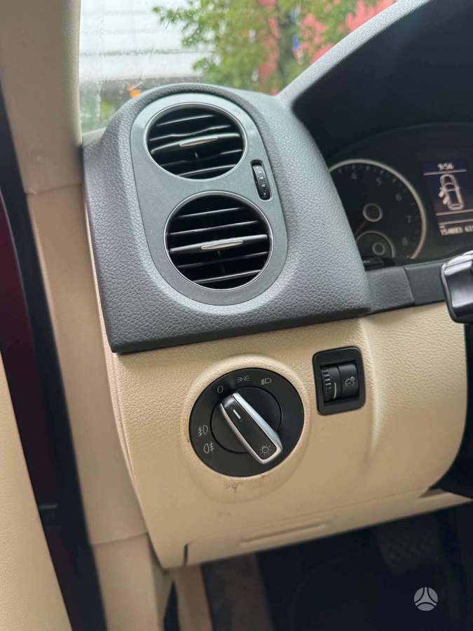 Volkswagen Tiguan 2011 — interior