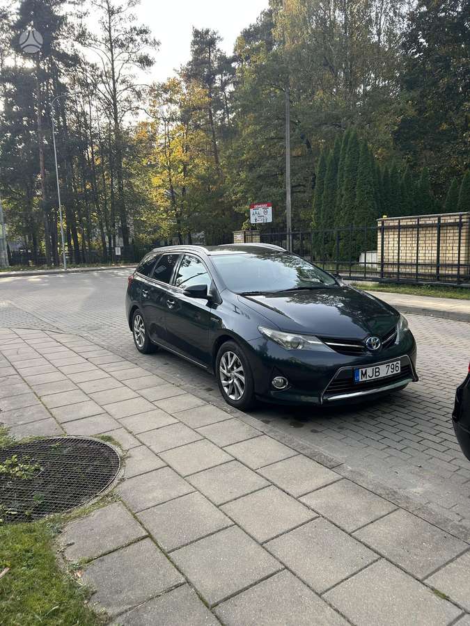 Toyota Auris 2014 — вигляд ззаду