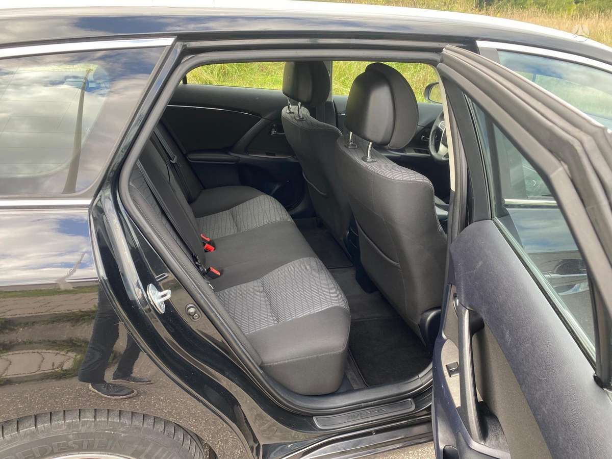 Toyota Avensis 2011 — photo 17