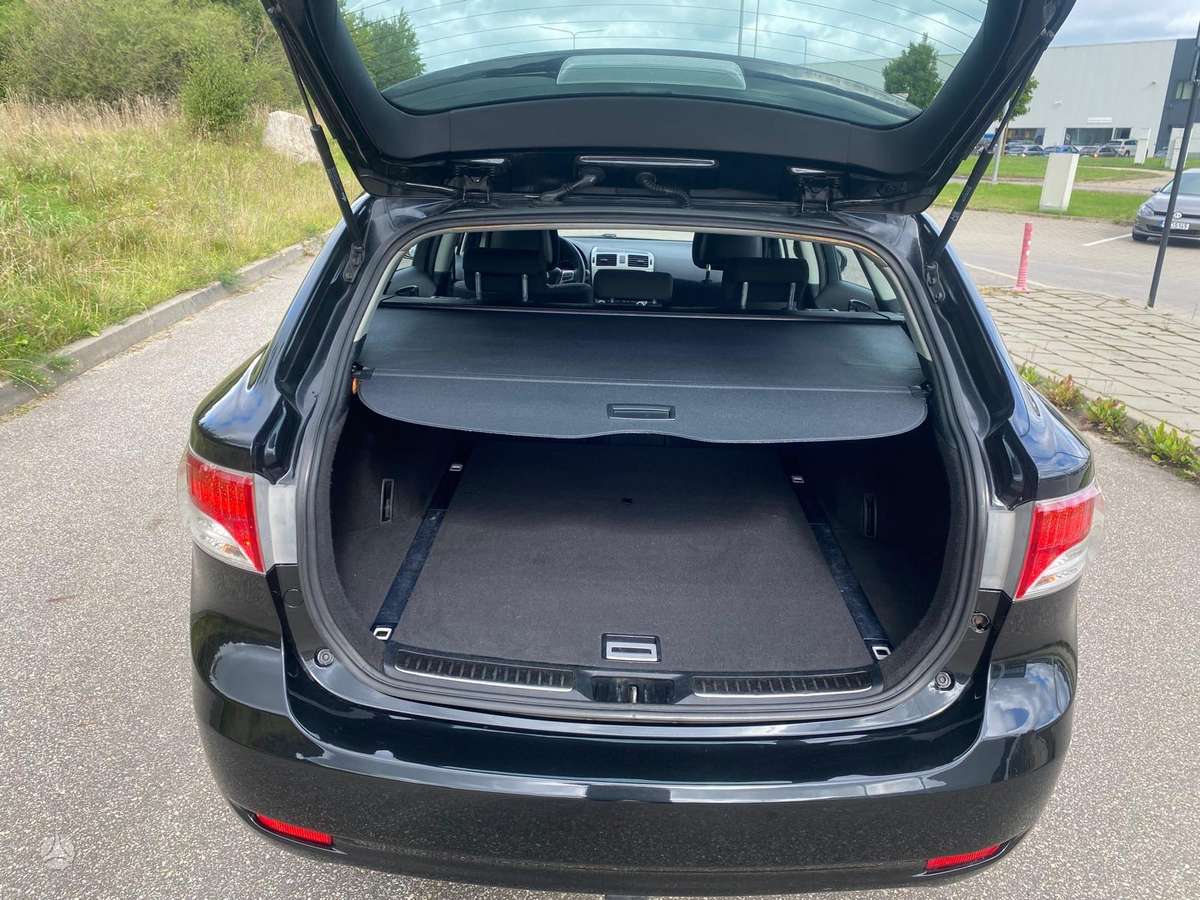 Toyota Avensis 2011 — photo 18