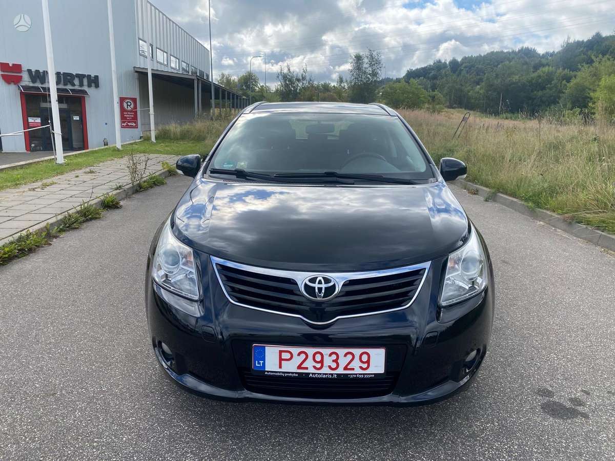 Toyota Avensis 2011 — rear view