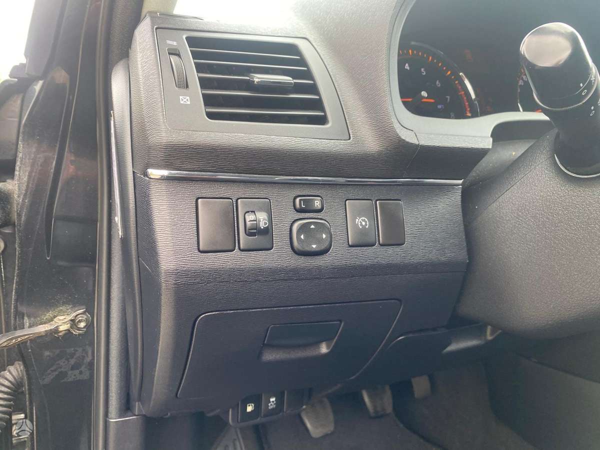 Toyota Avensis 2011 — photo 23