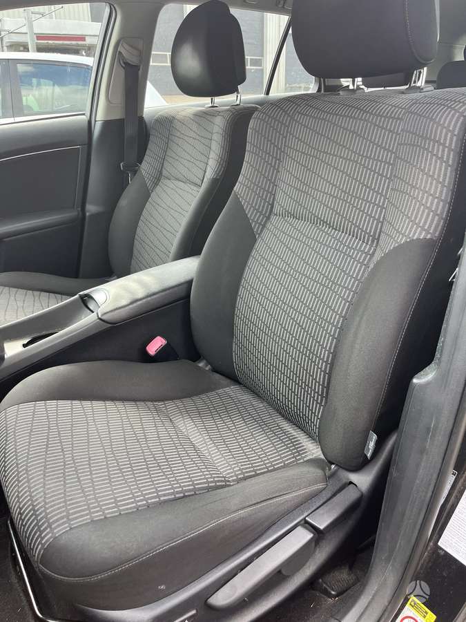 Toyota Avensis 2011 — photo 24