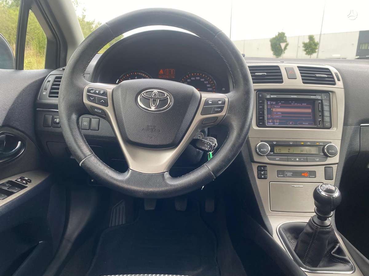 Toyota Avensis 2011 — photo 25
