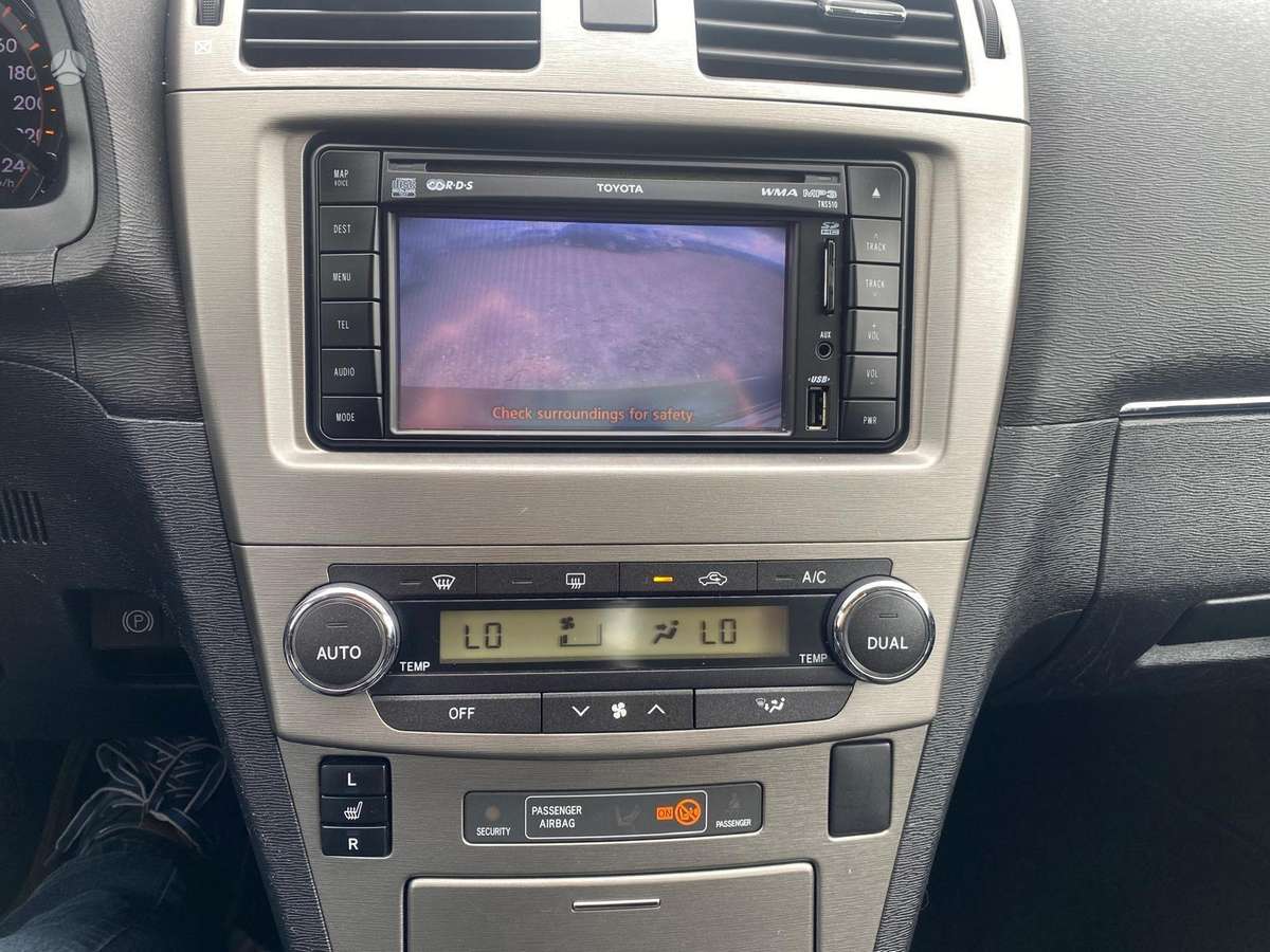 Toyota Avensis 2011 — photo 26