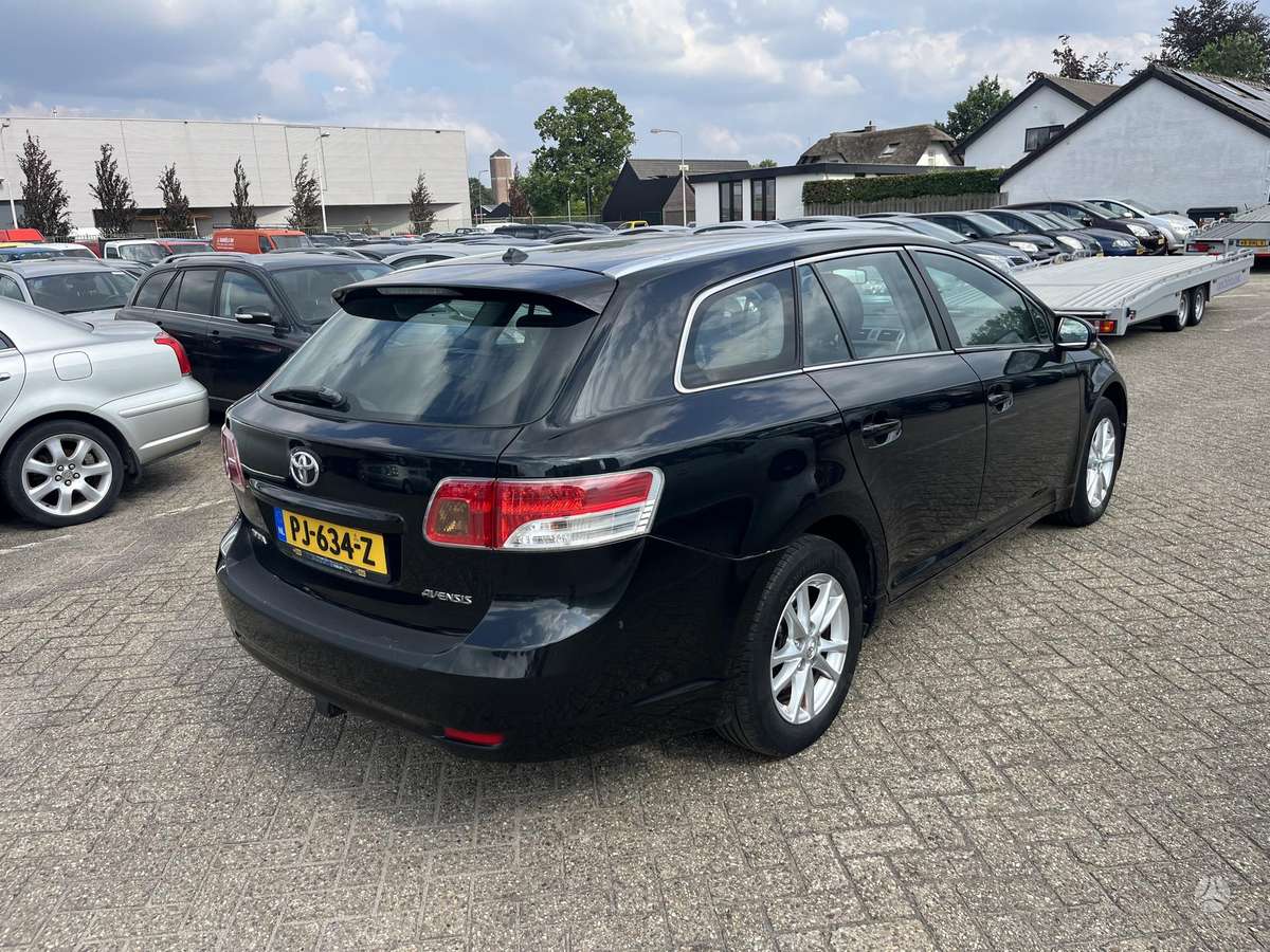 Toyota Avensis 2011 — photo 37
