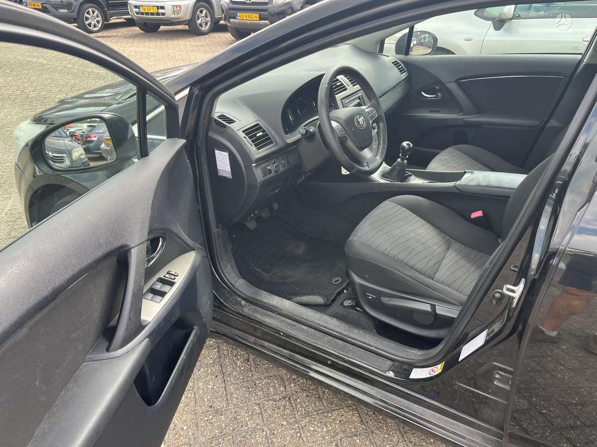 Toyota Avensis 2011 — photo 40