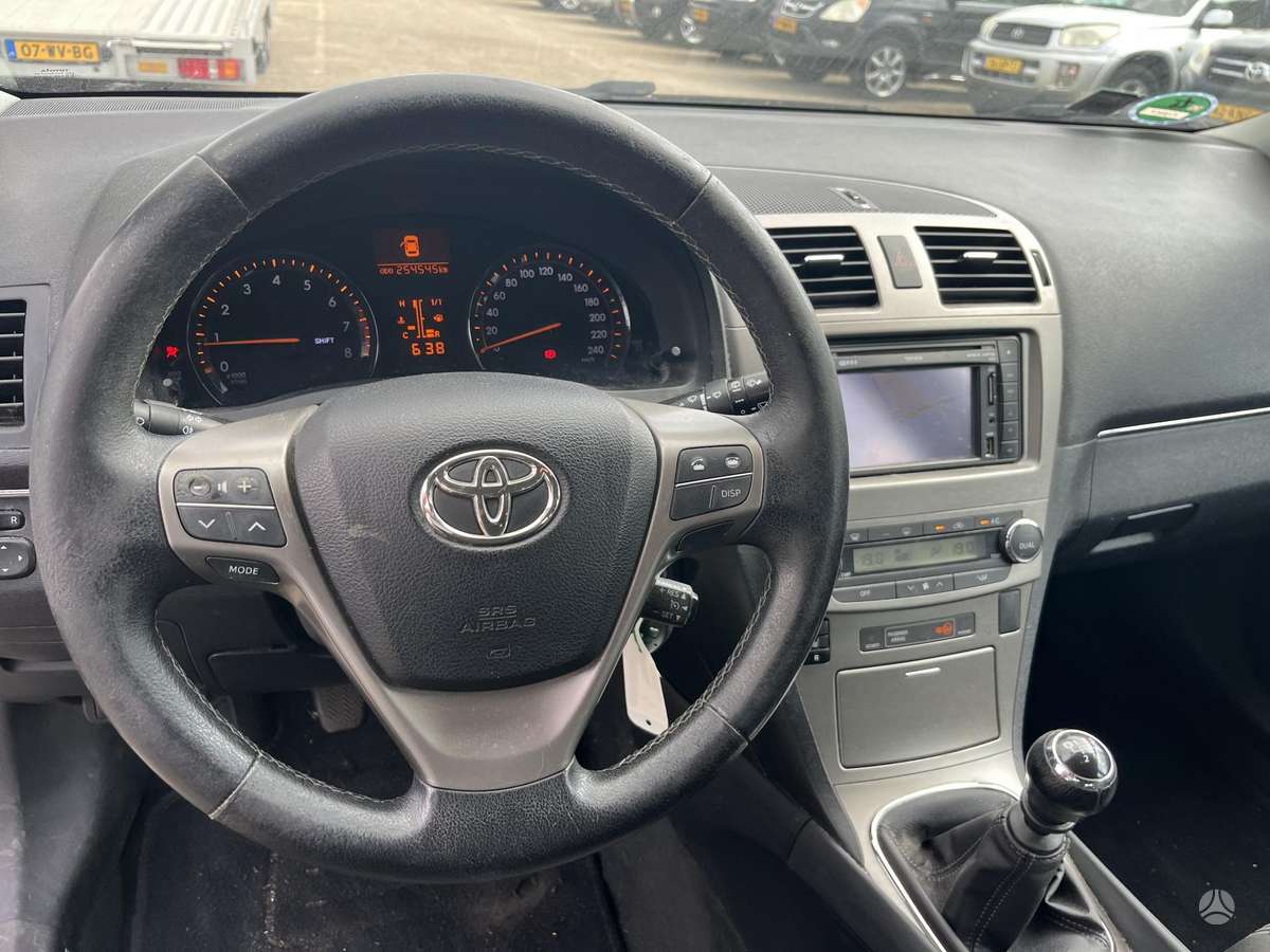 Toyota Avensis 2011 — photo 41