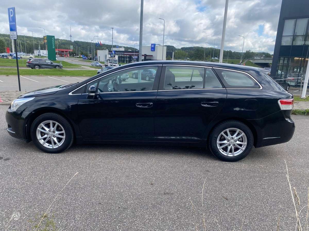 Toyota Avensis 2011 — photo 8