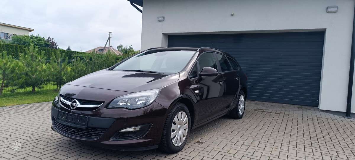 Opel Astra 2013 — rear view