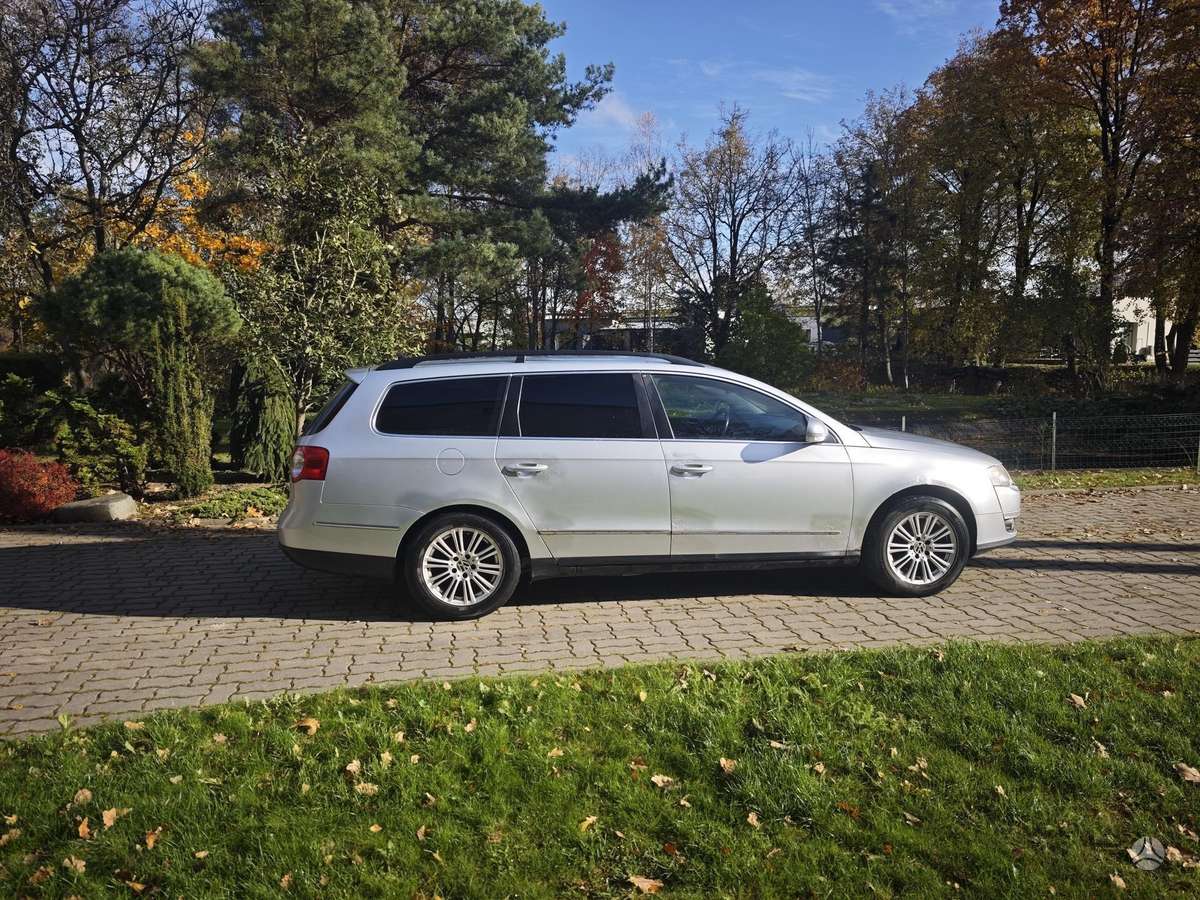 Volkswagen Passat 2009 — rear view