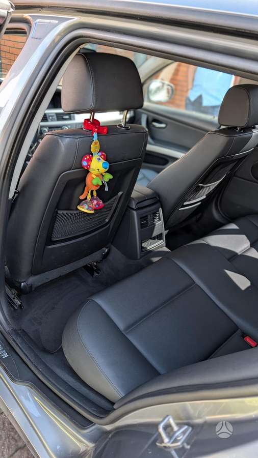 BMW 318 2011 — вигляд ззаду
