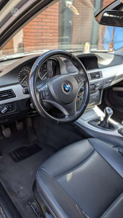 BMW 318 2011 — салон
