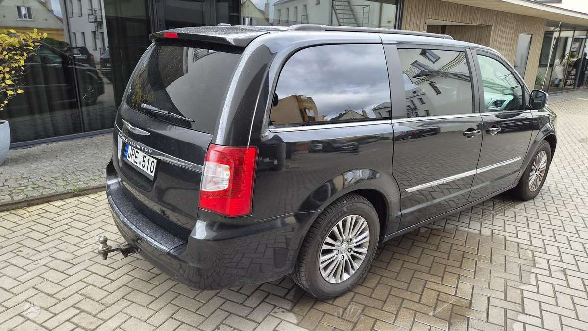 Chrysler Town 2013 — вигляд ззаду