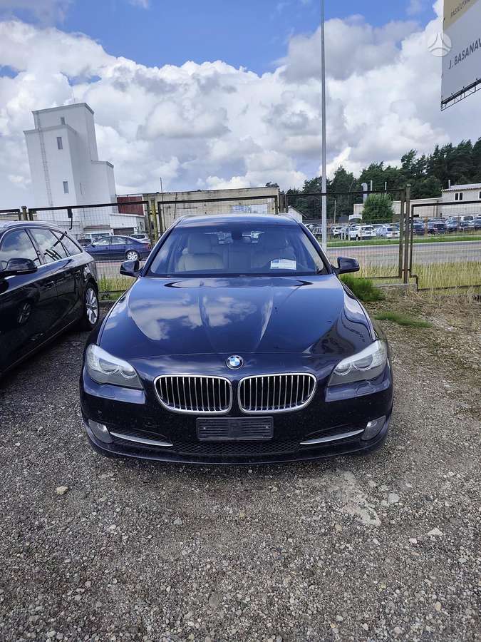 BMW 520 2011 — rear view