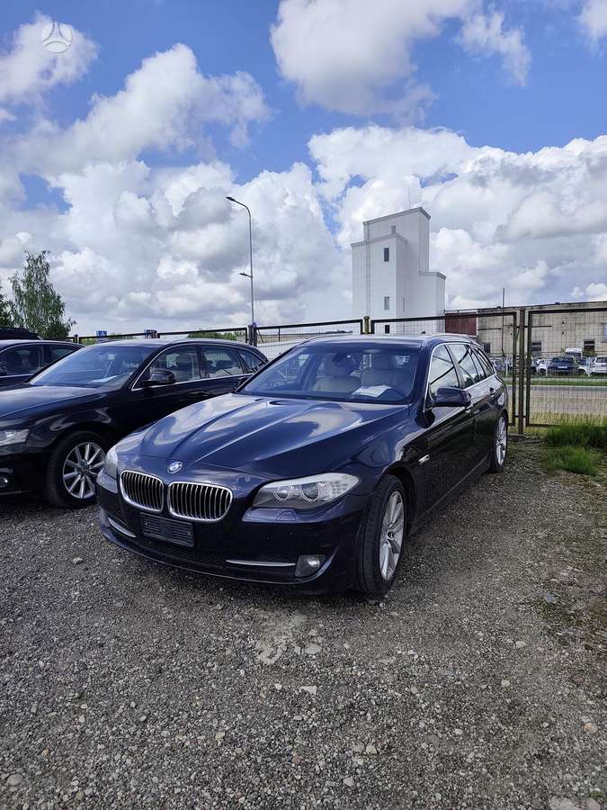 BMW 520 2011 — interior