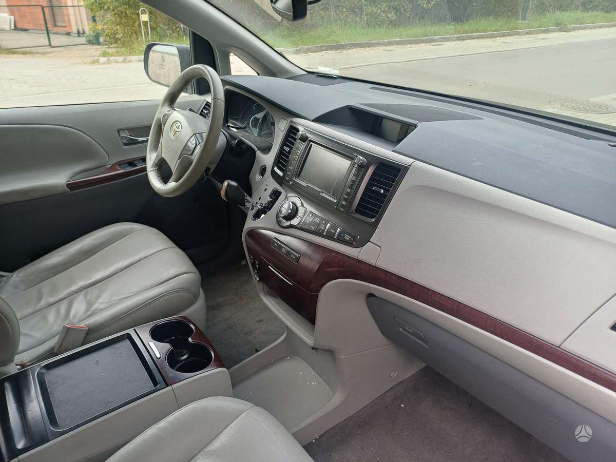 Toyota Sienna 2010 — photo 7