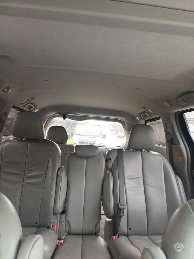 Toyota Sienna 2010 — photo 8