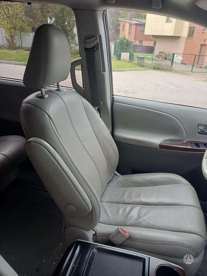 Toyota Sienna 2010 — photo 9