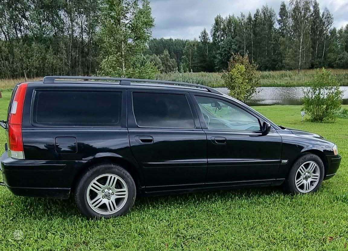 Volvo V70 2006 — rear view