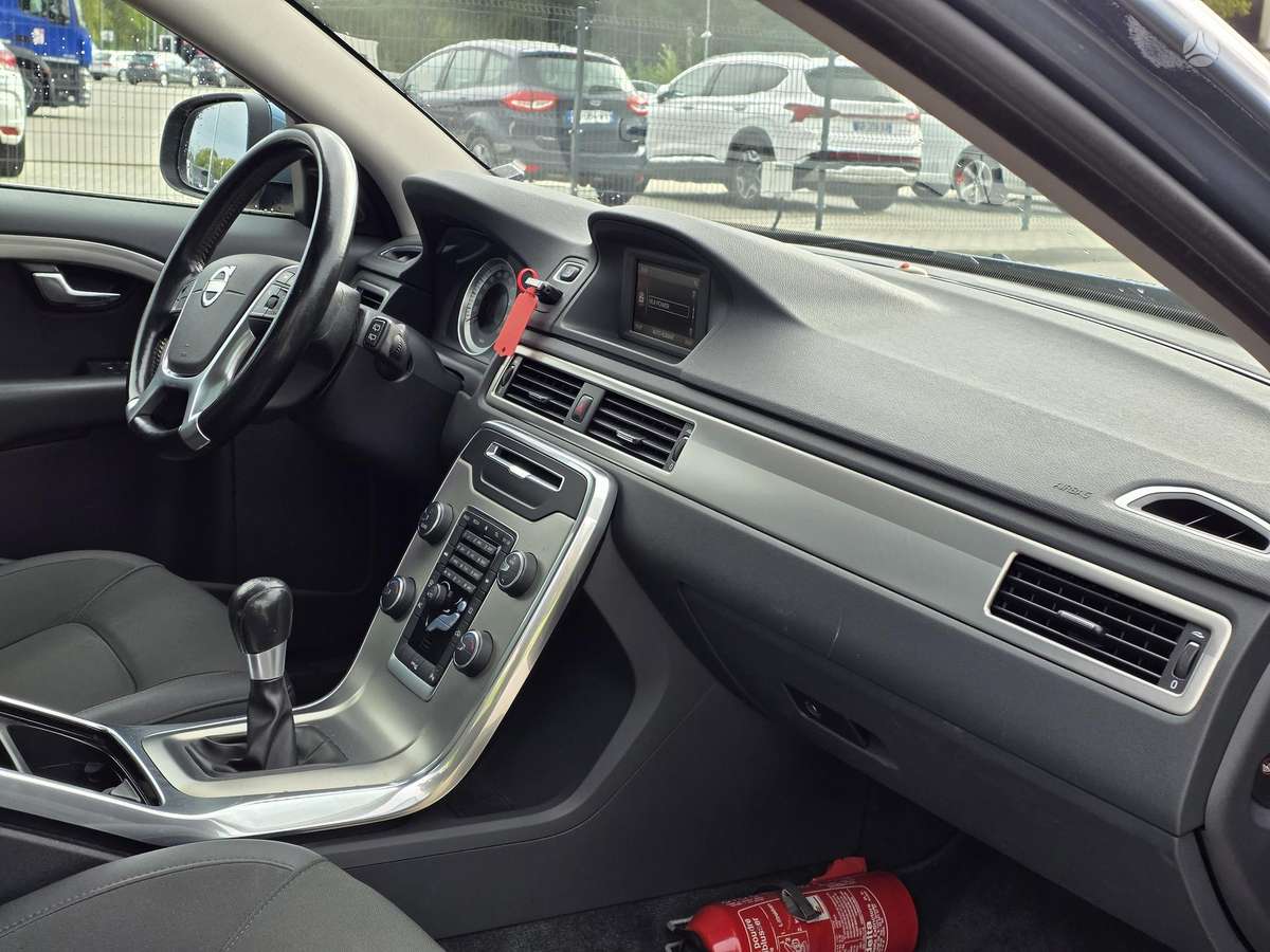 Volvo V70 2012 — photo 10