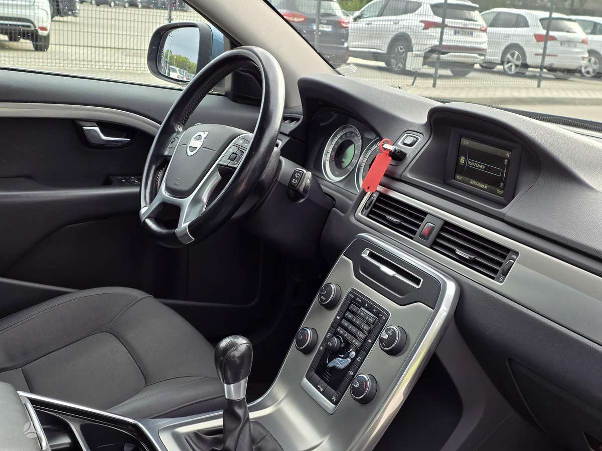 Volvo V70 2012 — photo 11