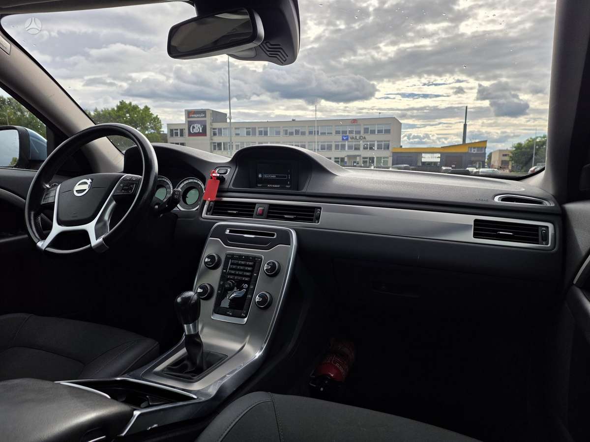 Volvo V70 2012 — photo 13