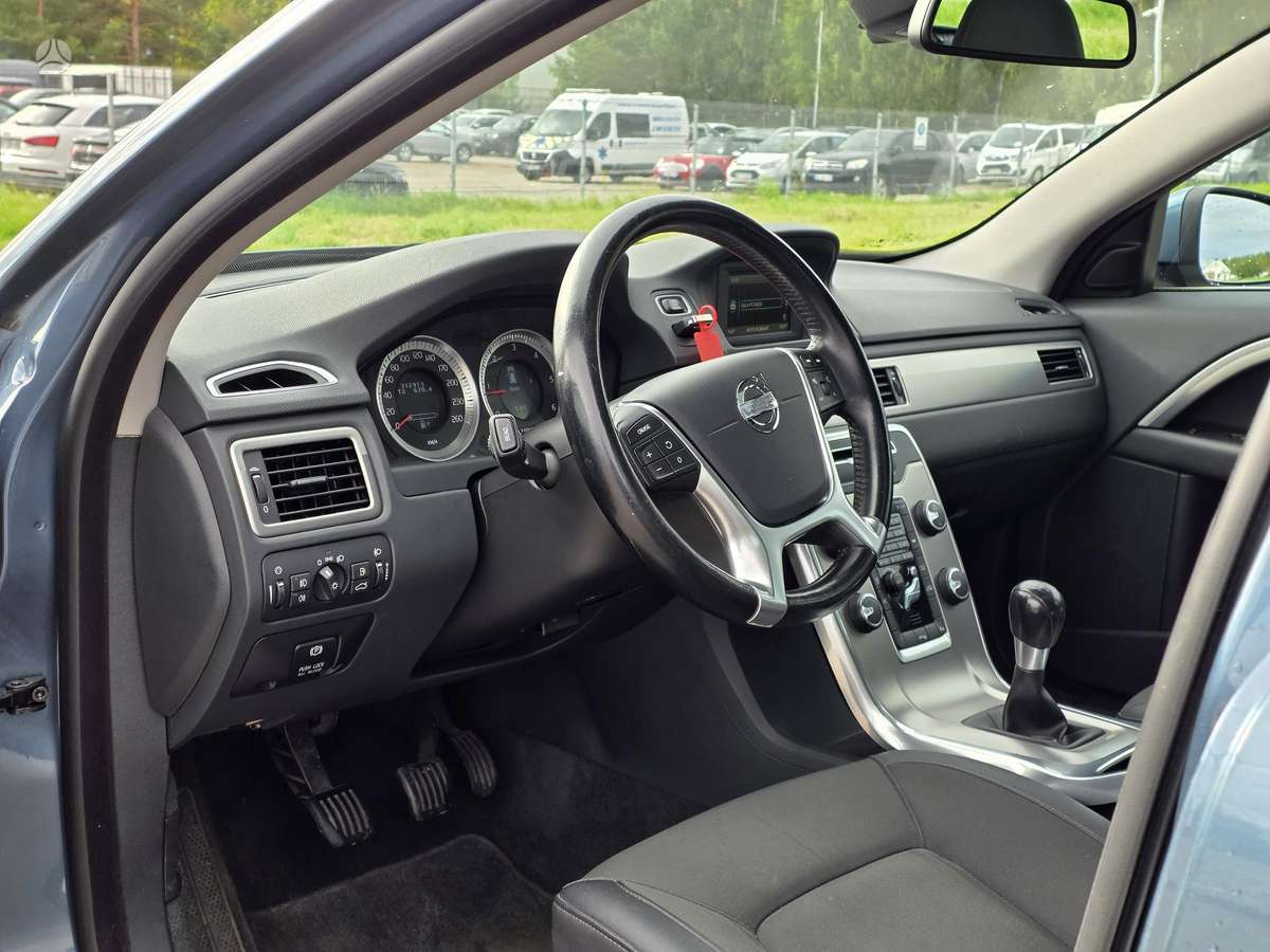 Volvo V70 2012 — photo 14