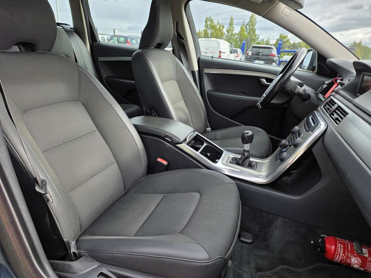 Volvo V70 2012 — photo 16