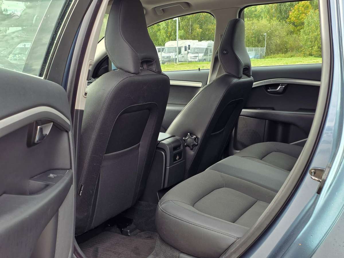 Volvo V70 2012 — photo 18