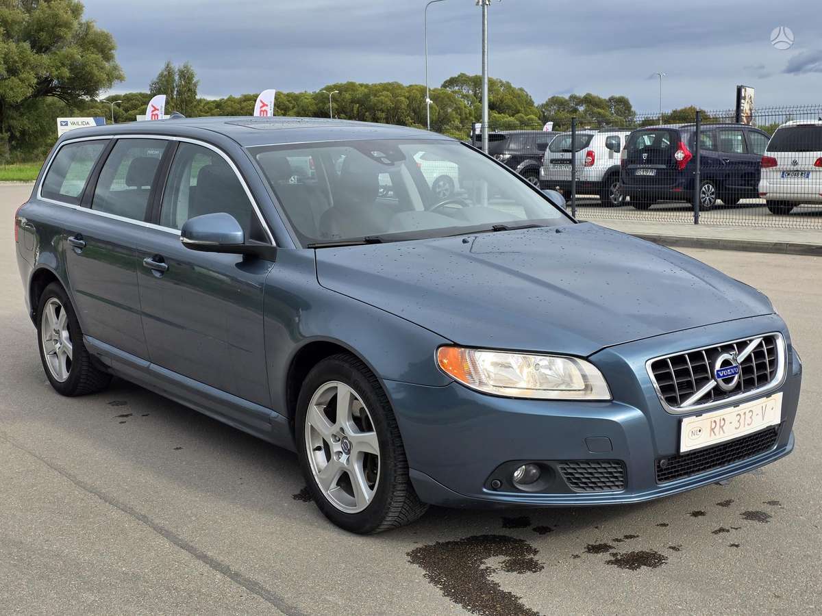 Volvo V70 2012 — rear view