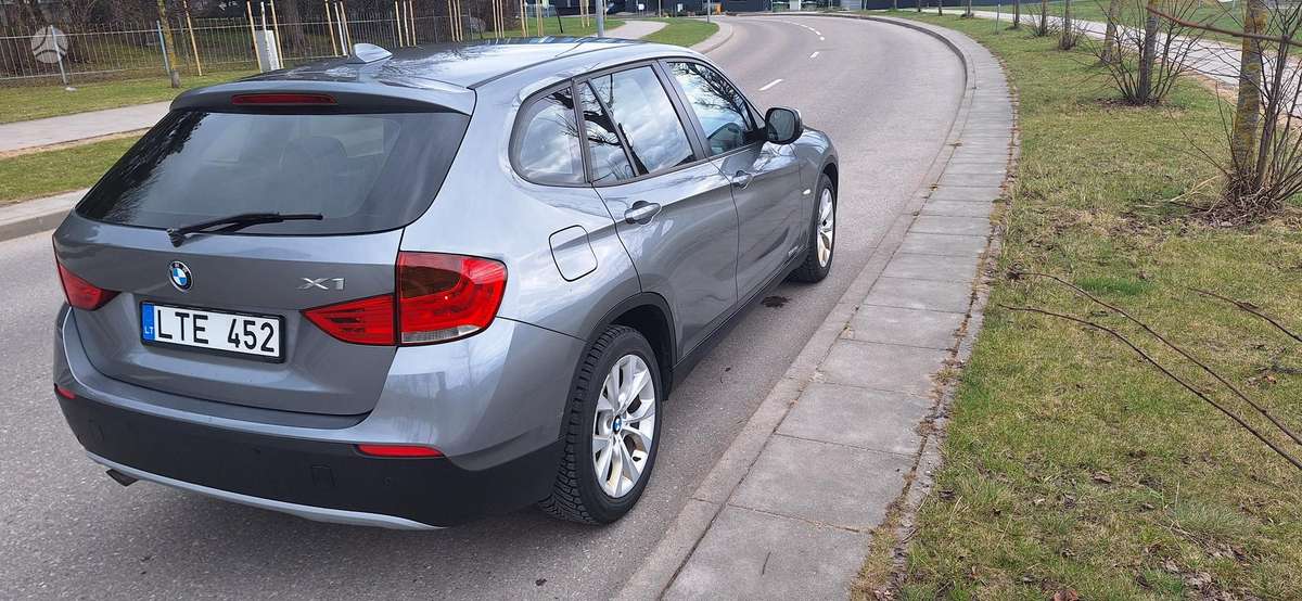 BMW X1 2010 — interior