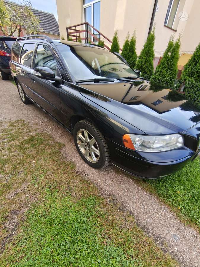 Volvo V70 2008 — rear view