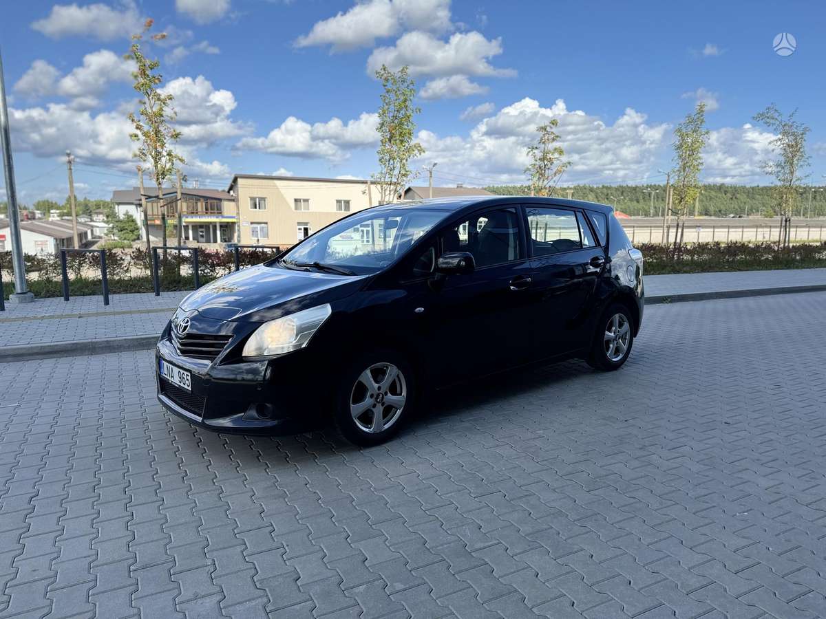 Toyota Verso 2011 — rear view