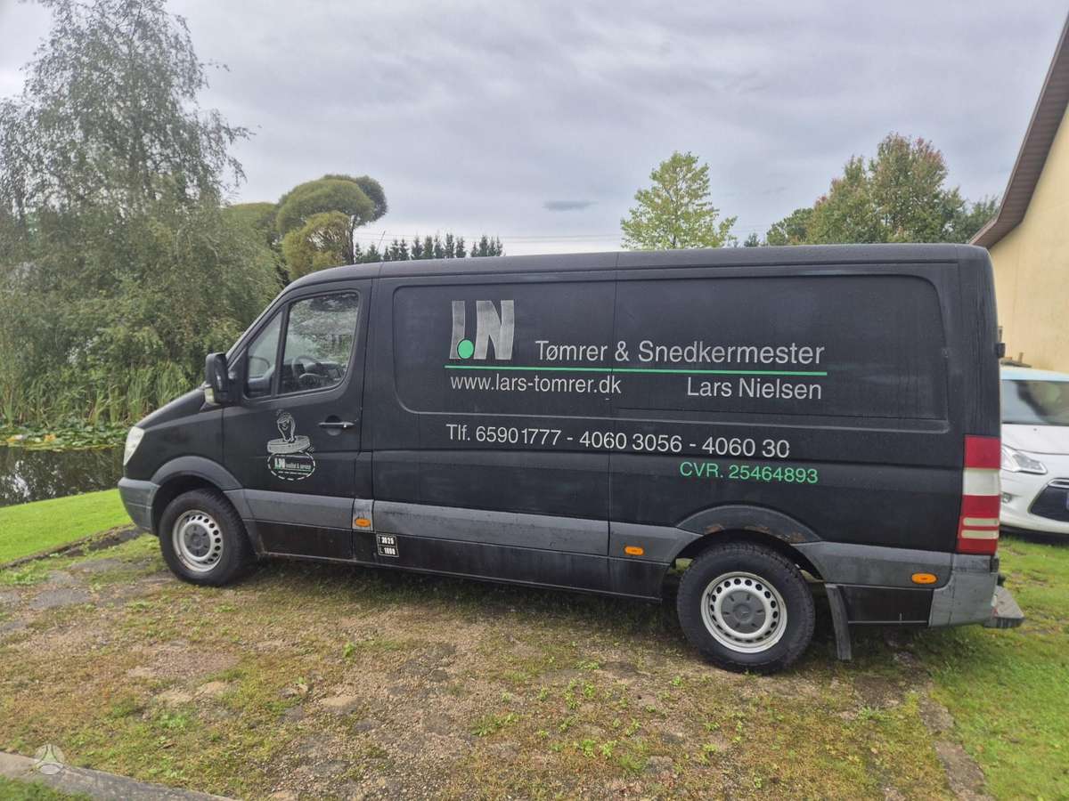 Mercedes-Benz Sprinter 2011 — rear view