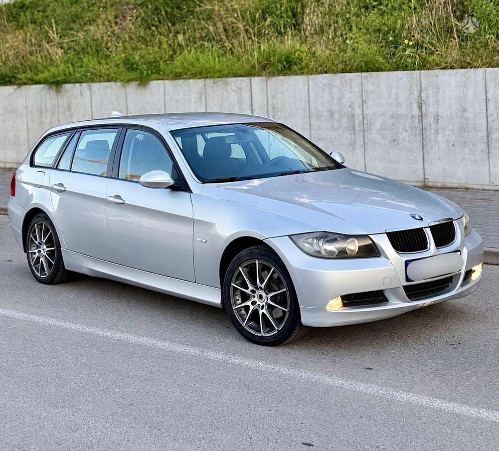 BMW 320 2006 — rear view