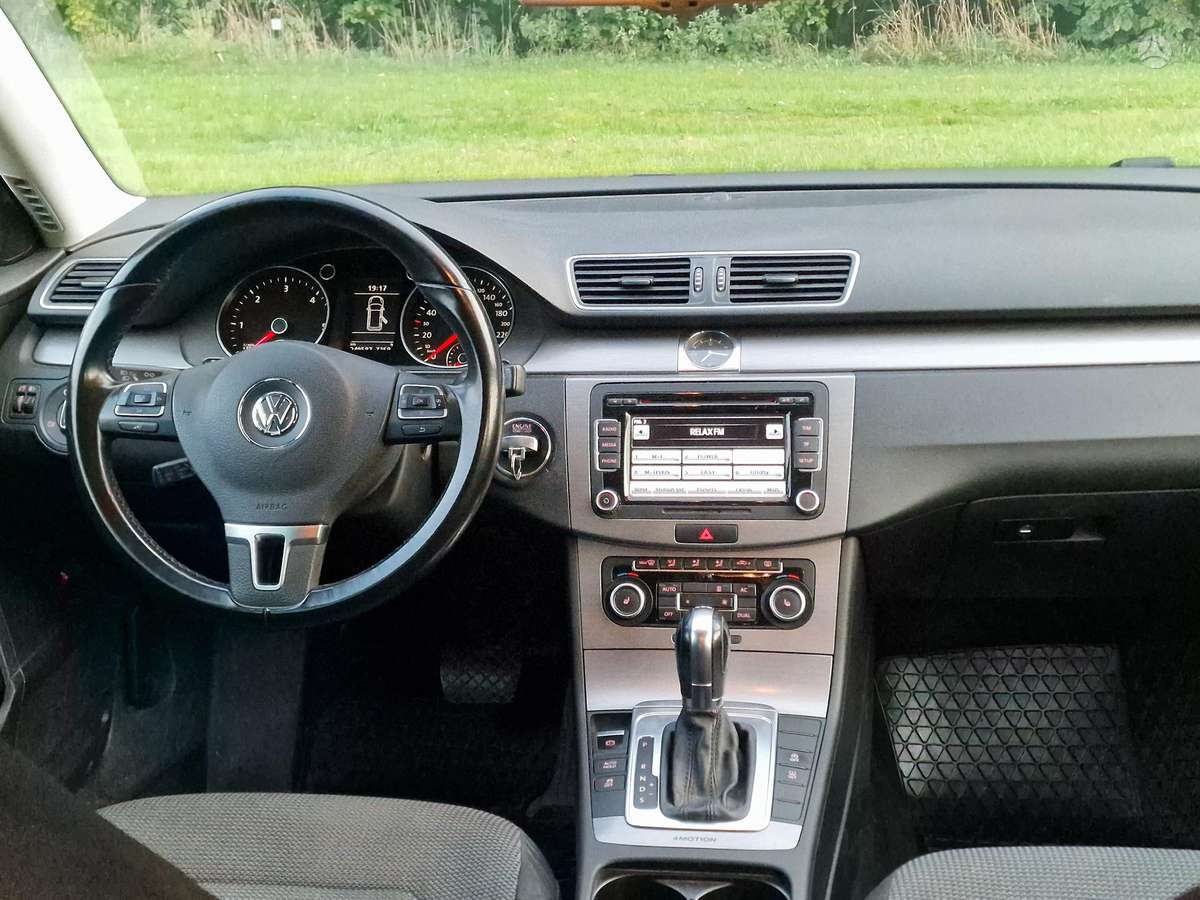Volkswagen Passat 2012 — photo 16